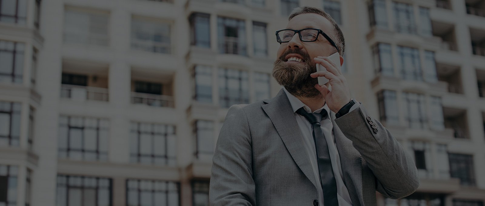 Businessmen Telefonierend in Fremdsprache vor Skyline